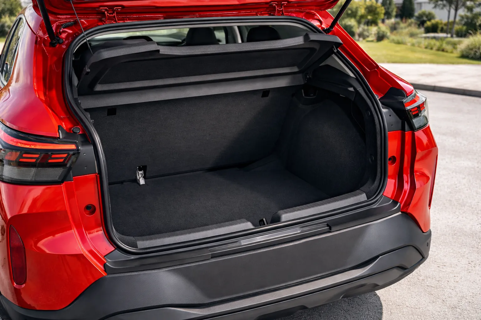 Porta-malas aberto de um Volkswagen vermelho