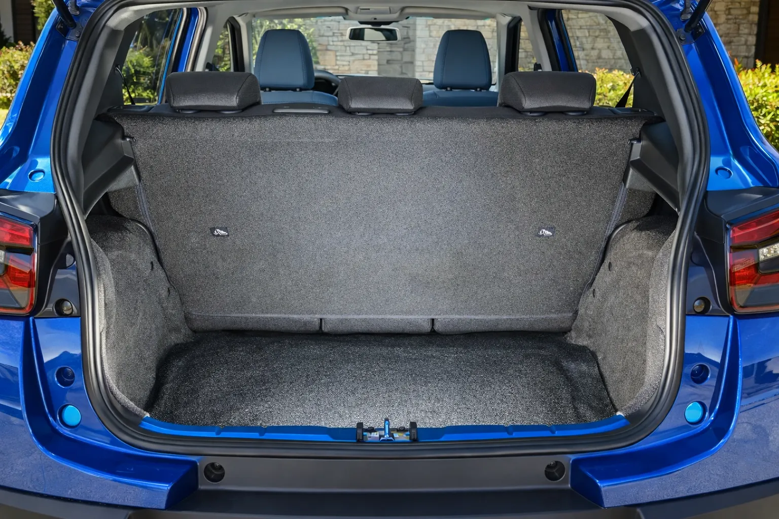 Porta-malas aberto do Citroën C3 azul