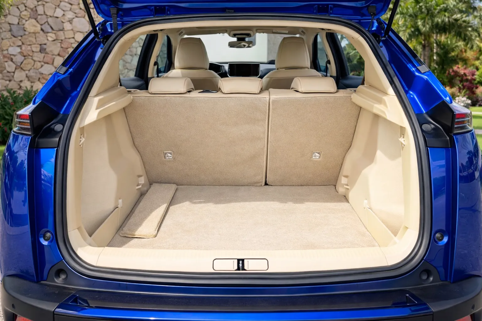 Porta malas aberto do Peugeot 2008 GT