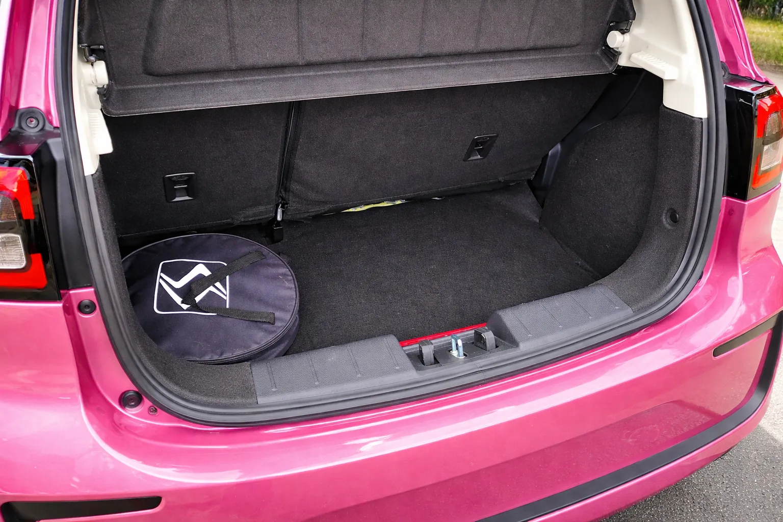 Porta-malas aberto do JAC E-JS1 2026