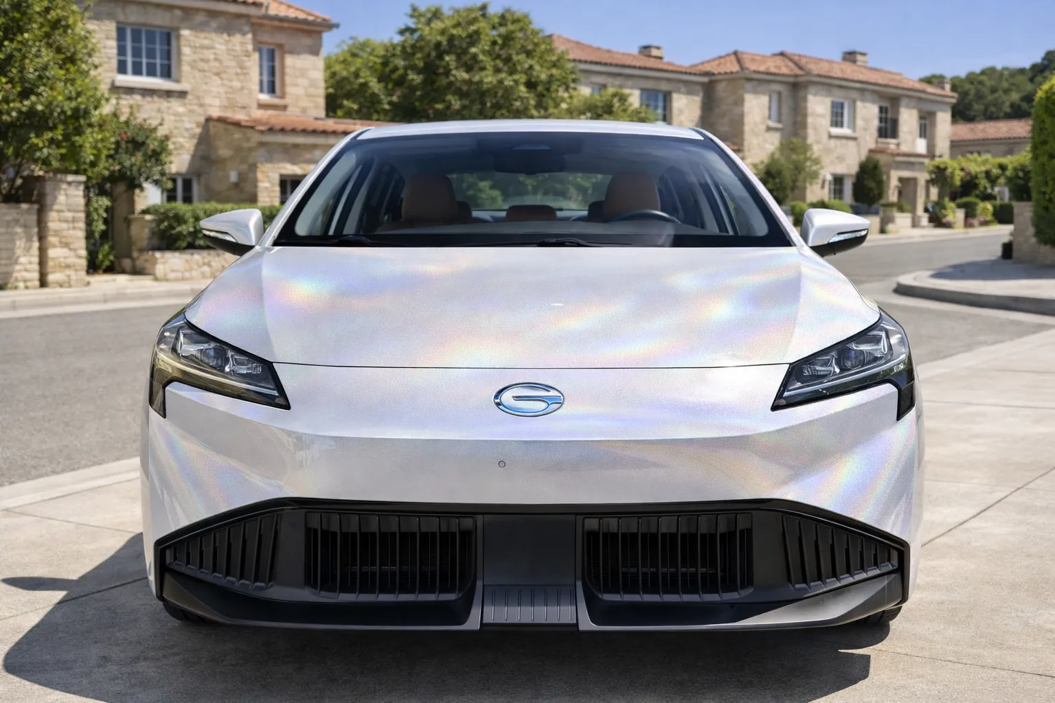 Sedã elétrico prata holográfico na rua