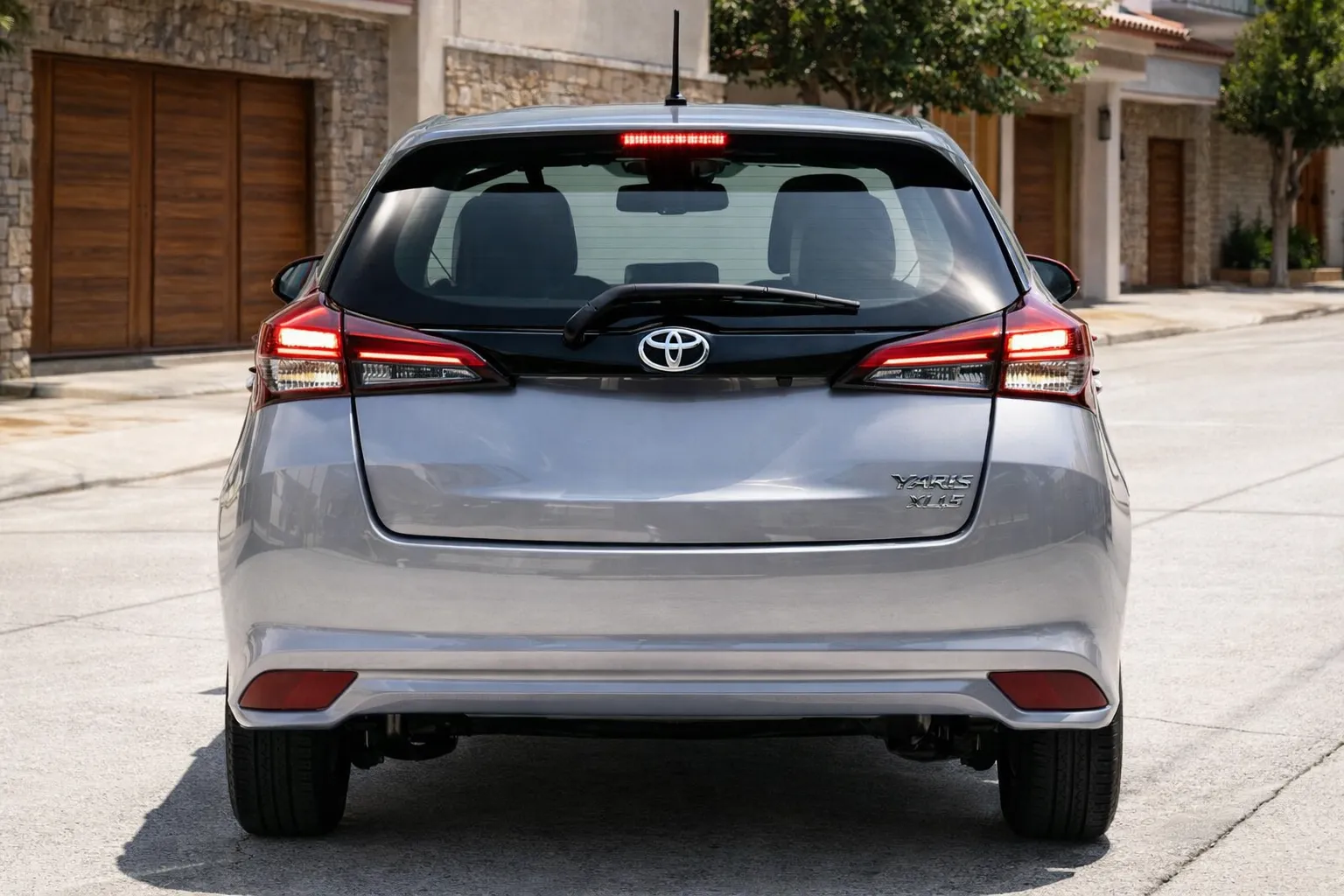 Toyota Yaris XL em rua residencial
