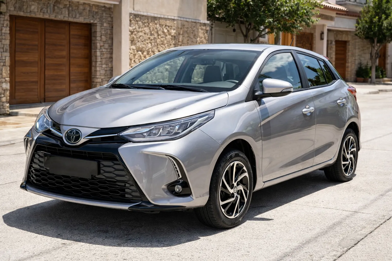 Toyota Yaris prata em bairro residencial