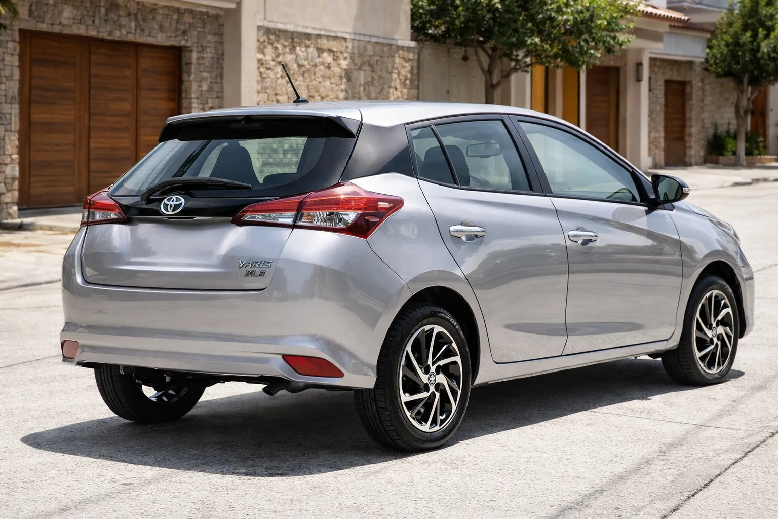 Toyota Yaris prata em rua residencial
