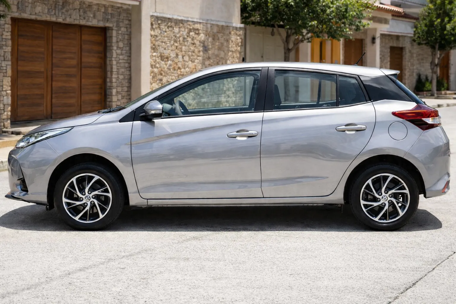 Toyota Yaris prata na rua residencial