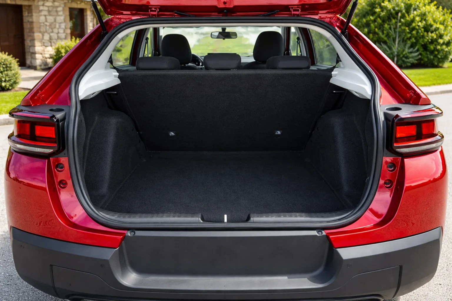 Porta-malas aberto do Citroën Basalt 2026