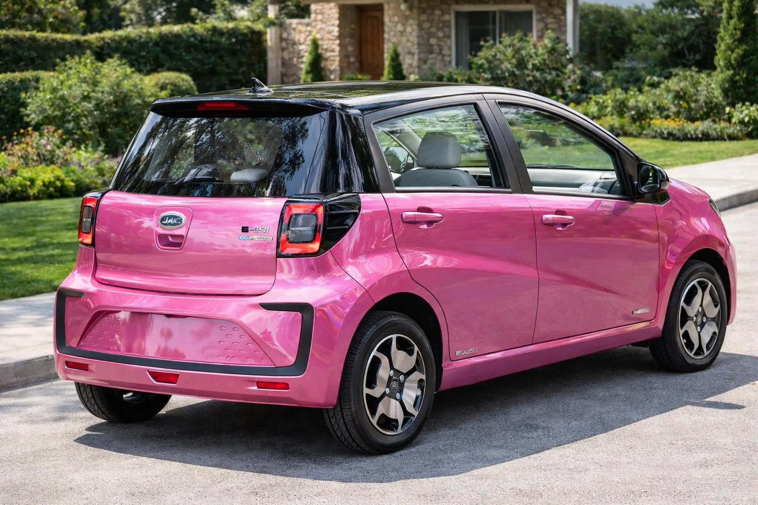 Veículo elétrico JAC E-JS1 em área verde