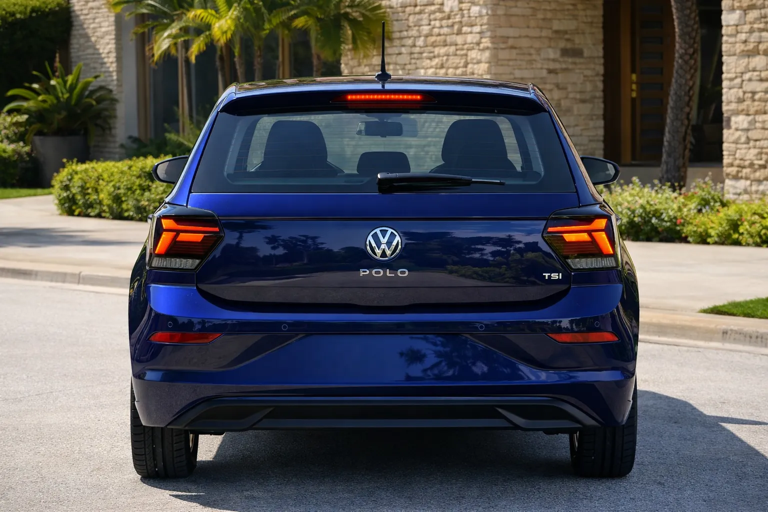 Volkswagen Polo 2023 em dia ensolarado