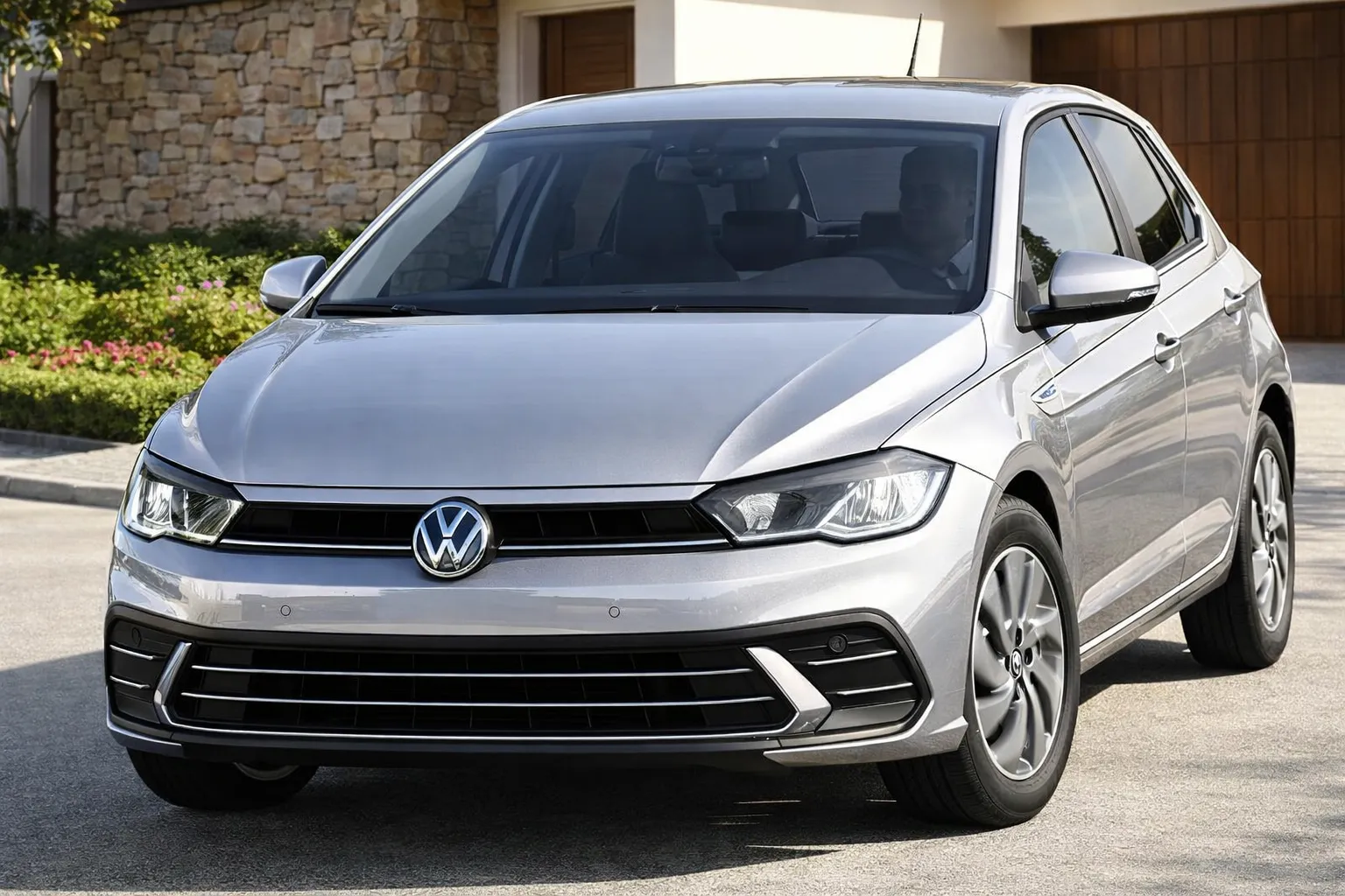 Volkswagen Polo em frente a casa moderna