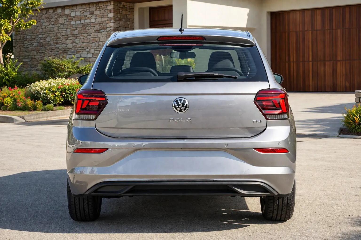 Volkswagen Polo em frente a uma casa