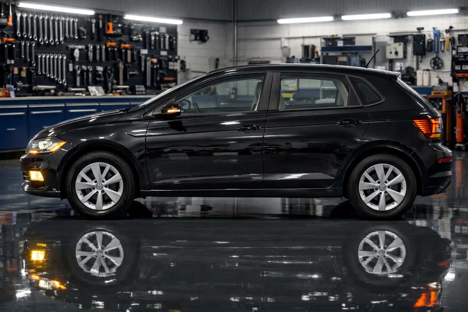 Volkswagen Polo em oficina iluminada de lado