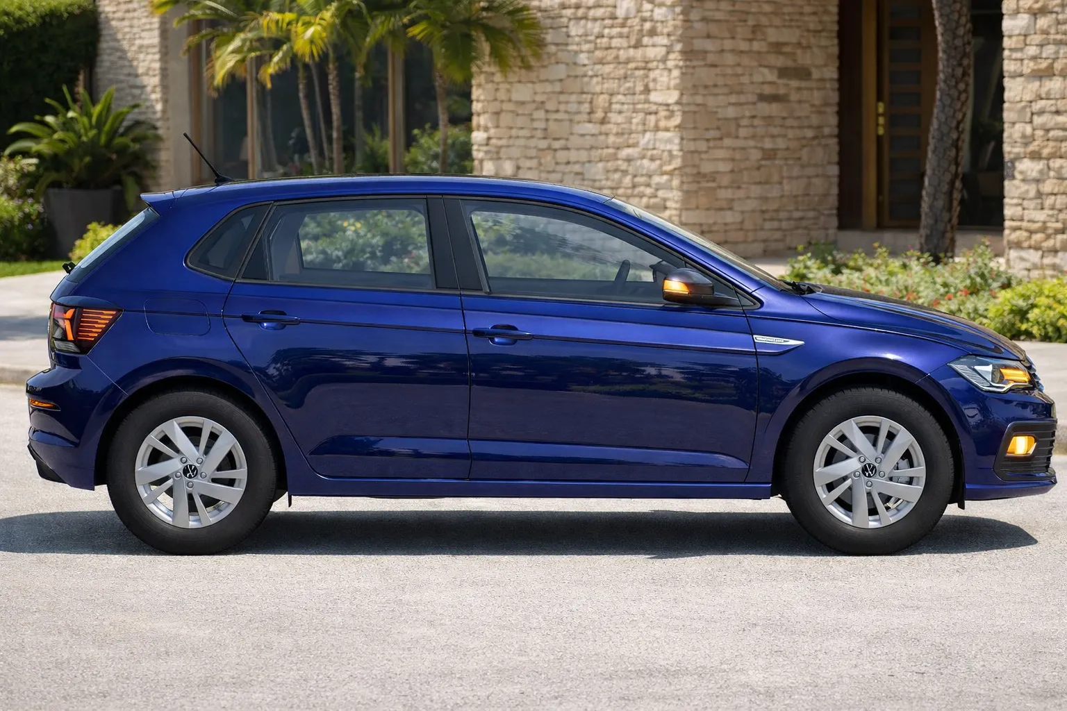 Volkswagen Polo em rua ensolarada