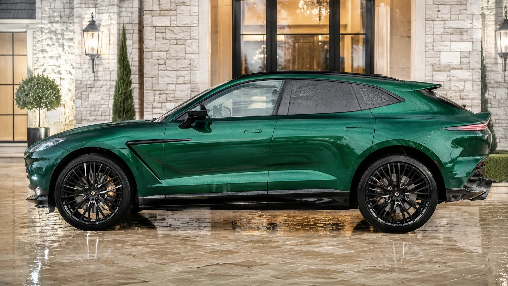 engenharia-automotiva-aston-martin-dbx707-2026