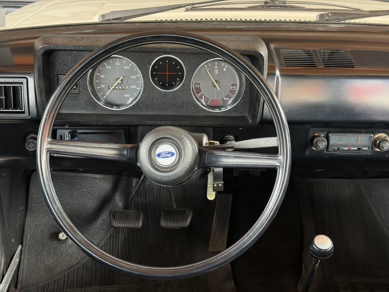 Restauração de carros antigos Ford Corcel II STD 1978 branco