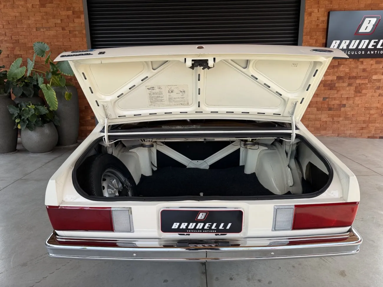 Medidor de espessura de tinta em carro clássico Ford Corcel II STD 1978
