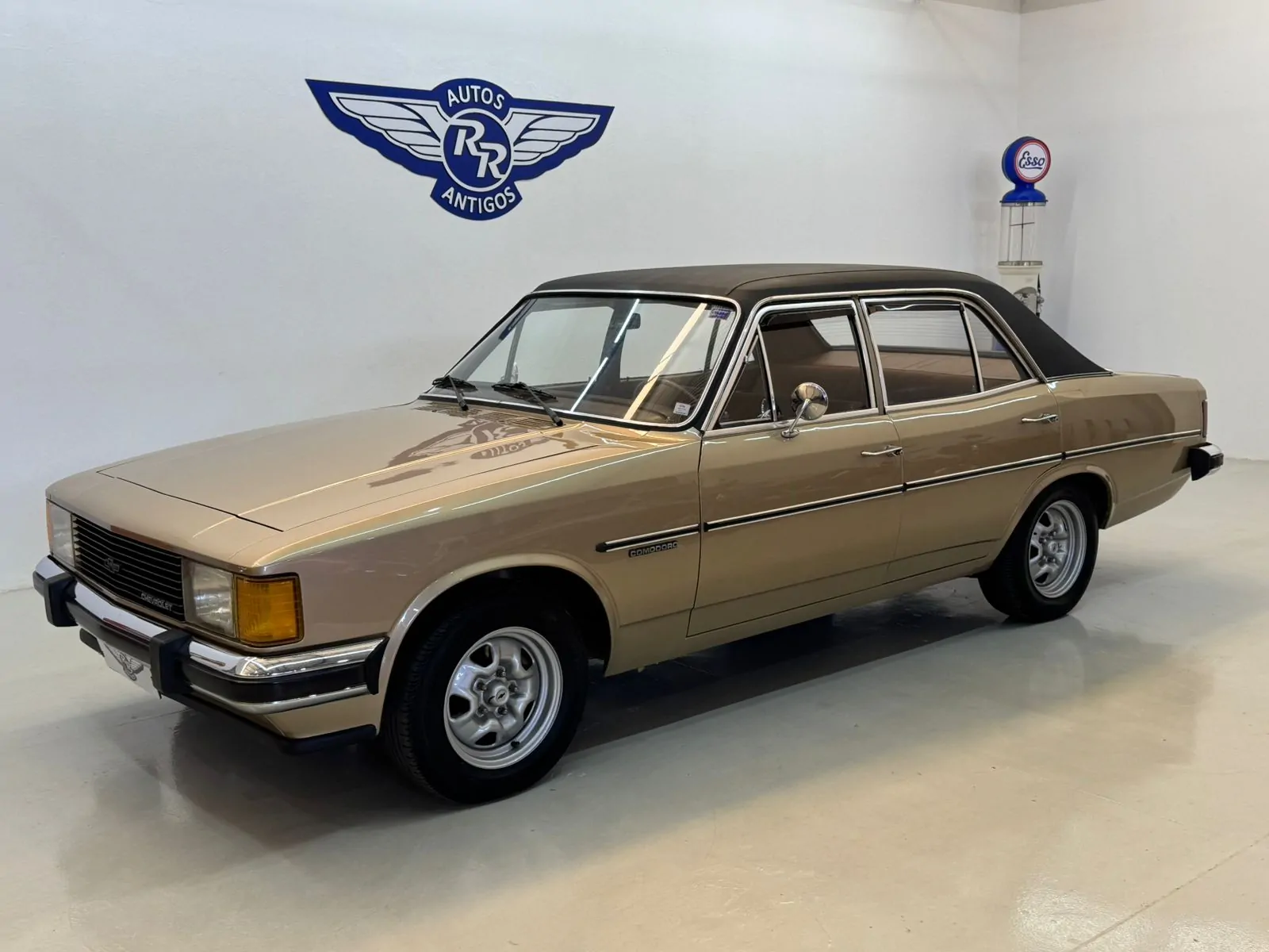 Chevrolet Opala Comodoro 1980 bege teto em vinil preto em guia de compra de carros clássicos