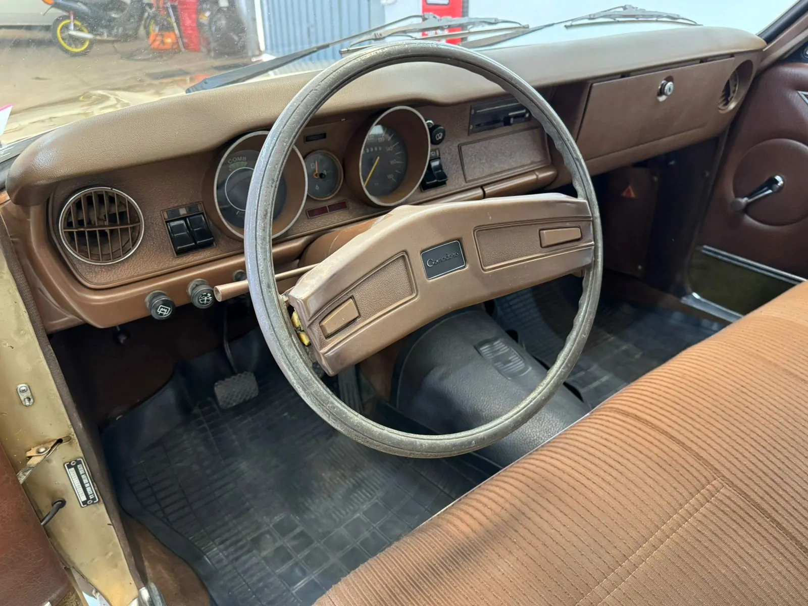 Interior e acabamento Chevrolet Opala Comodoro 1980 carros clássicos para colecionadores