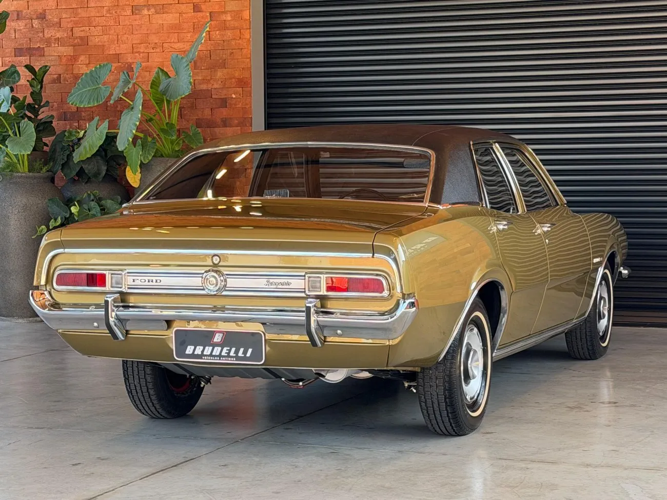 Ford Maverick Super Luxo 1975 V8 302 em análise de originalidade de carros antigos e clássicos - Imagens Brunelli Veículos Antigos
