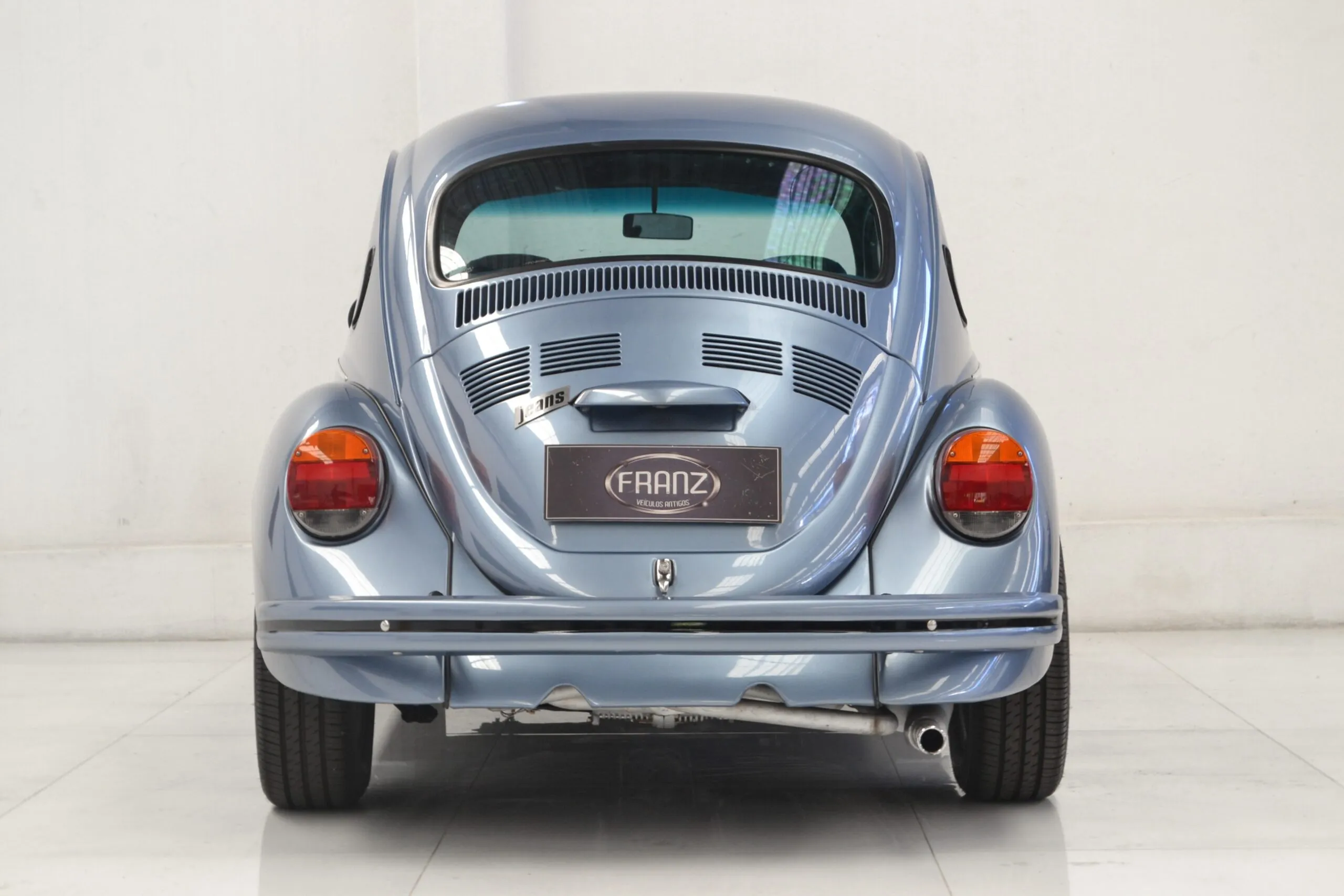 Fusca 1985 tributo Jeans com foco em medidor de tinta e inspeção técnica de pintura