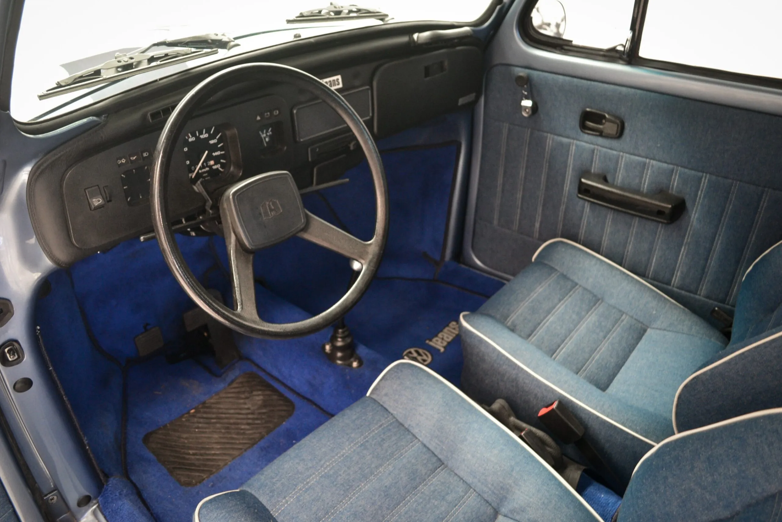 Fusca 1600 1985 com foco em motor boxer e câmbio manual para restauração de carros antigos