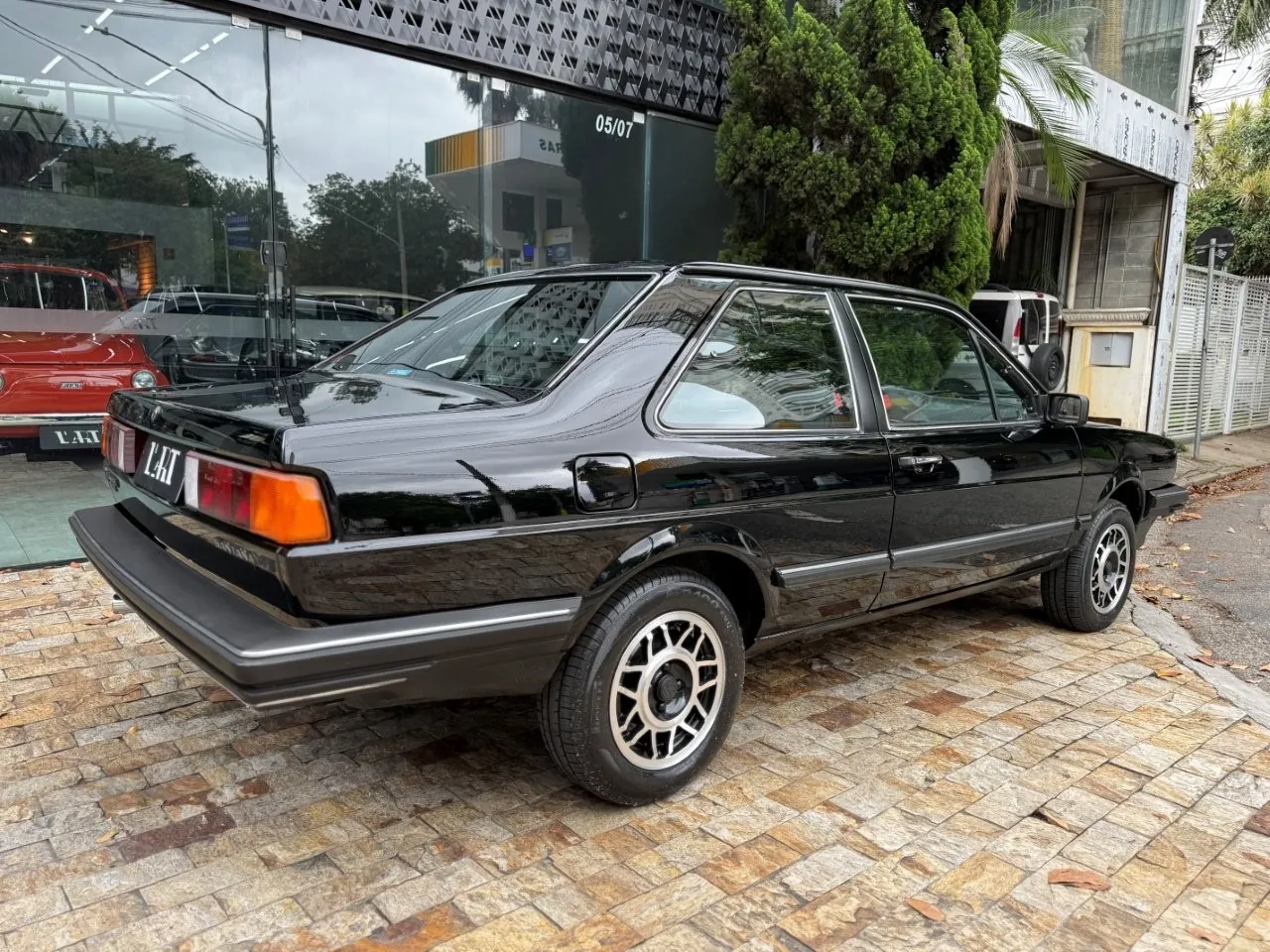 Medidor de espessura de tinta em carro clássico Volkswagen Santana 1986