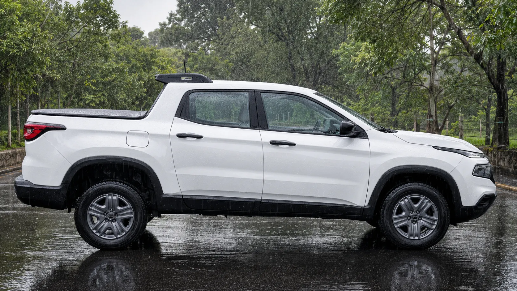 Guia do comprador de carros seminovos Guia do comprador de carros seminovos: como avaliar documentação, seguro, motor, câmbio, ECU, carroceria e histórico de sinistro Comprar uma Fiat Toro Endurance 1.3 Turbo flex 2025 com câmbio automático de 6 marchas Aisin AWF6F25 exige muito mais do que olhar preço, quilometragem e aparência. O comprador precisa tratar o seminovo como um ativo de mobilidade: um produto com histórico, passivo técnico, risco documental, custo oculto e impacto direto no seguro. Um carro seminovo aparentemente conservado pode esconder sinistro de veículo, passagem por leilão, recuperação após perda total, indício de enchente, colisão estrutural, motor substituído, câmbio com desgaste, falhas eletrônicas, repintura, desalinhamento de longarinas e manutenção negligenciada. No caso da Fiat Toro, por ser uma picape, a análise precisa ter foco ampliado na integridade da suspensão, nos freios, na carroceria, no uso anterior de carga e na geometria estrutural. Este guia técnico do JK Carros não substitui laudo cautelar, vistoria presencial, avaliação de mecânico especializado, consulta ao Detran, consulta à seguradora ou inspeção documental. A proposta é entregar um roteiro premium de compra segura de seminovo, com visão de engenharia automotiva, rastreamento documental e diagnóstico eletrônico. Prioridade 1 Confirmar documentação de carro seminovo, histórico veicular, chassi, Renavam, débitos, restrições e possibilidade de transferência. Prioridade 2 Validar seguro de carro seminovo antes da compra, principalmente se houver suspeita de sinistro, leilão, enchente ou reparo estrutural. Prioridade 3 Executar avaliação técnica em motor e câmbio, ECU, ECM, suspensão, freios, longarinas, carroceria e módulos eletrônicos. O que verificar antes de comprar um carro seminovo A compra técnica de um carro seminovo começa pela separação entre desejo e risco. A Fiat Toro Endurance 1.3 Turbo 2025 pode parecer atraente por design, posição de dirigir e proposta de uso misto, mas a decisão correta depende de análise documental, histórico de seguro, vistoria cautelar, avaliação mecânica, diagnóstico eletrônico, análise estrutural e simulação de custo real de posse. O comprador deve levantar se o veículo tem histórico de uso severo, manutenção atrasada, passagem por empresa, uso profissional, colisão, enchente, troca de motor, reparo de câmbio, substituição de módulo eletrônico ou alterações estruturais. Também é estratégico comparar a versão seminova com conteúdos técnicos sobre a família Toro, como a análise de motor e câmbio da Fiat Toro 1.3 Turbo, para entender a arquitetura mecânica e os pontos que merecem atenção. Documentação necessária do carro seminovo A documentação de carro seminovo é o primeiro filtro corporativo da compra. Antes de discutir preço, o comprador deve confirmar CRLV-e atualizado, ATPV-e, intenção de venda, Renavam, número do chassi, número do motor quando aplicável, placa padrão Mercosul, CPF ou CNPJ do proprietário, multas, IPVA, licenciamento, débitos estaduais, gravame, alienação fiduciária, restrição judicial, comunicação de venda, bloqueio administrativo, histórico de leilão, recall pendente, vistoria de transferência, laudo cautelar, manual e chave reserva. Item documental O que verificar Risco se ignorar Onde confirmar CRLV-e Exercício, dados do proprietário, placa, Renavam, chassi e situação do licenciamento. Compra de veículo com pendência legal, bloqueio ou inconsistência cadastral. Detran estadual, aplicativo oficial e consulta veicular autorizada. ATPV-e Intenção de venda, dados do comprador, dados do vendedor e validade do processo. Dificuldade de transferência, comunicação de venda irregular ou fraude documental. Detran, cartório e sistema de transferência digital. Renavam e chassi Compatibilidade entre documento, etiquetas, gravações e laudo cautelar. Adulteração, clone, remarcação irregular ou problema estrutural oculto. Vistoria cautelar, Detran e empresas de histórico veicular. Motor Número do motor quando aplicável e compatibilidade com cadastro do veículo. Motor substituído sem regularização ou pendência para transferência. Vistoria de transferência, oficina especializada e base estadual. Débitos IPVA, licenciamento, multas, taxas estaduais, restrições e bloqueios. Custo oculto após a compra e impedimento de transferência. Detran, Secretaria da Fazenda e consulta de débitos. Gravame Alienação fiduciária, financiamento ativo ou baixa pendente. Comprar veículo que ainda pertence fiduciariamente a banco ou financeira. SNG, Detran, instituição financeira e despachante. Histórico de leilão Passagem por leilão, seguradora, financeira, frota, média monta ou grande monta. Desvalorização, recusa de seguro e liquidez reduzida. Laudo cautelar e bases privadas de histórico veicular. Recall Campanhas pendentes de segurança ou atualização técnica. Risco operacional, falha de segurança e pendência na venda futura. Fabricante, concessionária e portais oficiais de consulta. Como verificar se o carro teve sinistro, perda total, colisão ou enchente A análise de sinistro de veículo precisa separar pequena colisão estética, média monta, grande monta e carro recuperado de perda total. Uma repintura isolada de para-choque não tem o mesmo impacto técnico de uma longarina reparada, torre de suspensão deformada, painel frontal substituído ou assoalho afetado por enchente. O ponto crítico é entender se houve dano estrutural, acionamento de airbag, deformação de carroceria ou indenização integral por seguradora. Carro recuperado de perda total pode apresentar baixa liquidez, seguro limitado, valor segurado reduzido e maior resistência no mercado de revenda. Já o carro de enchente pode comprometer chicotes, conectores, módulos, ECU, ECM, sensores, alternador, motor de partida, ABS, airbags, direção elétrica, módulos de porta, central multimídia e rede CAN. Antes de fechar negócio, confirme com a seguradora se a Fiat Toro seminova é aceita para cobertura compreensiva, se há restrição por sinistro, se existe histórico de indenização integral, se o valor segurado será reduzido e se haverá limitação de cobertura. O histórico deve ser rastreado por laudo cautelar, consulta documental, bases de histórico veicular, seguradoras, bancos de dados privados e inspeção presencial. Para o comprador que também acompanha versões destinadas a públicos específicos, vale cruzar informações com guias como o da Fiat Toro Endurance 1.3 Turbo PCD, principalmente para entender posicionamento de versão, uso e liquidez. Preço de seguro em carro seminovo: o que muda na cotação O seguro de carro seminovo depende de perfil do condutor, idade, região de circulação, CEP de pernoite, uso particular ou profissional, histórico de sinistro, versão do carro, custo de peças, índice de roubo, valor FIPE, aceitação pela seguradora, histórico de leilão ou recuperação. Não existe valor universal: a cotação real deve ser feita com corretor ou seguradora antes da compra. Na Toro seminova, a seguradora pode avaliar uso anterior, exposição urbana, custo de funilaria, disponibilidade de peças, histórico de roubo e eventual restrição por sinistro. Para benchmark editorial, o comprador pode comparar com conteúdos de seguro da própria linha, como o guia de seguro da Fiat Toro Volcano 1.3 Turbo AT6, lembrando que versão, ano, perfil e região alteram completamente o resultado da cotação. Fator Impacto no seguro Como o comprador deve agir Histórico de sinistro Pode encarecer, limitar ou inviabilizar cobertura compreensiva. Cotar antes de pagar sinal ou assinar contrato. CEP de pernoite Regiões com maior risco podem elevar prêmio e franquia. Informar endereço real e evitar simulação incorreta. Uso profissional Picape usada em atividade comercial pode ter perfil de risco diferente. Declarar uso correto para evitar negativa de indenização. Passagem por leilão Pode gerar restrição de aceitação ou redução de valor segurado. Consultar seguradora e laudo cautelar antes da compra. Valor FIPE Afeta limite indenizável e cálculo do prêmio. Comparar FIPE, preço pedido e estado real do veículo. Análise técnica do motor: o que verificar antes de comprar No motor 1.3 Turbo flex, a inspeção deve começar pela conferência da numeração do motor conforme padrão de fábrica, compatibilidade entre motor, documento e versão, vazamentos de óleo, vazamentos de líquido de arrefecimento, ruídos de corrente, polias, tensor, comando de válvulas, tuchos, bronzinas, marcha lenta irregular, consumo excessivo de óleo, fumaça branca, azulada ou escura, borra no óleo e emulsão no reservatório de água. Também é necessário verificar pressão no sistema de arrefecimento, bobinas, velas, bicos injetores, sensores, corpo de borboleta, turbina, wastegate, intercooler, mangueiras pressurizadas, coxins do motor e histórico de manutenção preventiva. A ausência de notas fiscais não reprova automaticamente o veículo, mas reduz rastreabilidade e aumenta o passivo técnico. Componente Sintoma de desgaste Risco mecânico Custo potencial Como verificar Turbina Assobio anormal, perda de força, fumaça e óleo em dutos. Baixa pressão, contaminação do sistema e falha progressiva. Alto, conforme peça, mão de obra e danos associados. Scanner, teste de rodagem, inspeção de mangueiras e pressão de turbo. Arrefecimento Baixa de líquido, pressão excessiva, ventoinha acionando fora do padrão. Superaquecimento e danos ao cabeçote. Variável, podendo ser elevado em caso de dano interno. Teste de pressão, inspeção de reservatório, radiador, bomba e válvula termostática. Injeção eletrônica Marcha lenta irregular, falha em retomada e luz de injeção. Consumo alto, perda de desempenho e falhas intermitentes. Médio a alto, conforme sensor, bico, bobina ou módulo. Scanner, leitura de parâmetros, teste de bobinas, velas e bicos. Sincronismo Ruído metálico, partida ruim e funcionamento áspero. Perda de sincronismo e dano interno. Alto em caso de falha severa. Inspeção técnica, histórico de manutenção e ruído em partida fria. Coxins Vibração excessiva, pancada ao arrancar e oscilação do conjunto. Transmissão de vibração e esforço em agregados. Médio, conforme peça e acesso. Teste em D e R, inspeção visual e avaliação em elevador. Câmbio automático Aisin AWF6F25: como avaliar desgaste na Fiat Toro seminova O câmbio automático de 6 marchas Aisin AWF6F25 deve ser avaliado com motor frio, motor quente, manobras de baixa velocidade, engate de D e R, aceleração leve, retomada e redução. Trancos fortes, atraso de engate, patinação, trocas ásperas, superaquecimento, vazamentos, fluido escuro ou com cheiro queimado exigem diagnóstico técnico antes da negociação. O comprador deve solicitar histórico de troca de fluido quando aplicável ao plano técnico de manutenção, além de inspeção de corpo de válvulas, solenoides, conversor de torque, coxim do câmbio, retentores e códigos armazenados no módulo da transmissão. Em qualquer câmbio automático, o maior erro de compra é confundir funcionamento “aceitável” em teste curto com integridade comprovada. Tipo de câmbio O que observar Sintoma crítico Risco financeiro Automático convencional Engates, trocas, fluido, temperatura, conversor e corpo de válvulas. Tranco forte, patinação, atraso em D ou R e falha armazenada. Alto, principalmente se envolver corpo de válvulas ou conversor. Manual Embreagem alta, patinação, ruído de rolamento e dificuldade de engate. Marcha escapando ou embreagem patinando sob carga. Médio a alto, conforme kit, volante e mão de obra. CVT Ruído metálico, vibração em baixa, fluido correto, polias e correia metálica. Escorregamento, ruído contínuo e lentidão extrema de resposta. Alto em caso de dano interno. Automatizado Atuador, robô de embreagem, trancos, calibração e reaprendizagem. Falha de seleção, trancos severos e mensagens no painel. Variável, com risco alto em módulos e atuadores. Carros Fora de Linha guia de compra no JK Carros: clique e descubra Suspensão e freios: análise mecânica e diagnóstico eletrônico Por ser uma picape, a Fiat Toro Endurance seminova exige atenção redobrada à suspensão. O comprador deve avaliar amortecedores, molas, batentes, bieletas, buchas, bandejas, pivôs, terminais de direção, caixa de direção, barra estabilizadora, rolamentos de roda, geometria, cambagem, caster e convergência. Uso anterior com carga, vias ruins ou manutenção negligenciada pode acelerar desgaste e gerar custo oculto. Nos freios, a inspeção deve incluir discos, pastilhas, tambores quando houver, fluido de freio, flexíveis, pinças, cilindro mestre, servo-freio, ABS, EBD, controle de estabilidade, controle de tração e sensores de roda. O scanner pode apontar falhas em ABS, ESP, sensores de velocidade, módulo de estabilidade, falhas intermitentes e códigos armazenados. Sistema Defeito comum Sintoma no teste de rodagem Diagnóstico recomendado Suspensão dianteira Buchas, pivôs, bieletas e amortecedores cansados. Batidas secas, instabilidade e ruído em piso irregular. Elevador, alavanca de folga, teste de rodagem e alinhamento. Suspensão traseira Folgas, desgaste por carga e ruídos em compressão. Traseira instável, pancadas e desalinhamento. Inspeção visual, geometria e avaliação de carga anterior. Freios Discos empenados, pastilhas gastas e fluido vencido. Vibração ao frear, pedal baixo ou ruído metálico. Medida de disco, inspeção de pastilhas e análise do fluido. ABS/ESP Sensor de roda, chicote ou módulo com falha. Luz no painel ou atuação irregular dos assistentes. Scanner profissional, leitura de códigos e teste dinâmico. ECU, ECM e módulos eletrônicos: como rastrear defeitos ocultos ECU significa Electronic Control Unit, ou Unidade de Controle Eletrônico. ECM significa Engine Control Module, o módulo de controle do motor. Em um carro seminovo moderno, esses módulos conversam com câmbio automático, ABS, airbags, direção elétrica, painel, sensores de motor, rede CAN e sistemas de estabilidade. O comprador deve exigir diagnóstico eletrônico completo com scanner profissional, verificando códigos de falha ativos, armazenados e pendentes, histórico de apagamento de falhas, parâmetros em tempo real, mistura ar-combustível, correção de combustível, temperatura de arrefecimento, pressão de turbo, sonda lambda, sensores MAP/MAF, corpo de borboleta, pedal eletrônico, sensores de rotação e fase, tensão da bateria, alternador, rede CAN, ABS, airbags, direção elétrica e câmbio automático. Códigos apagados antes da venda podem mascarar falhas. O ideal é fazer teste de rodagem e novo rastreamento após o motor atingir temperatura operacional. Carroceria, longarinas e estrutura: como identificar colisão, repintura e desalinhamento A carroceria não é apenas estética. Ela mantém rigidez torcional, absorção de impacto, geometria de suspensão, alinhamento das rodas, estabilidade em alta velocidade e comportamento aerodinâmico. Na Fiat Toro seminova, o comprador deve analisar longarinas dianteiras e traseiras, painel frontal, torres de suspensão, caixas de roda, colunas A, B e C, assoalho, porta-malas, travessas, painéis internos, pontos de solda, selantes de fábrica e etiquetas originais. Diferença de tonalidade de pintura, espessura irregular de tinta, parafusos marcados, vão irregular de portas, capô e tampa traseira, marcas de alinhamento, soldas não originais, massa plástica, ondulação de chapa, vidros com anos diferentes, faróis e lanternas substituídos podem indicar reparo. O ponto decisivo é saber se o reparo foi cosmético ou estrutural. Área da carroceria Indício de reparo Risco técnico Como avaliar Longarinas Solda irregular, dobra, repintura interna ou marca de esticador. Risco estrutural, desalinhamento e perda de rigidez. Laudo cautelar, elevador e inspeção técnica especializada. Torres de suspensão Trinca, solda, selante diferente ou geometria fora do padrão. Instabilidade, desgaste de pneus e desalinhamento recorrente. Medida estrutural, alinhamento e vistoria de funilaria. Colunas A, B e C Repintura interna, borrachas marcadas e soldas não originais. Comprometimento de célula de sobrevivência. Medidor de tinta, inspeção de borrachas e análise de pontos de solda. Assoalho Umidade, ferrugem, marcas de lama, odor e chicotes oxidados. Indício de enchente e falhas elétricas futuras. Inspeção sob carpetes, bancos, porta-malas e conectores. Vãos externos Portas, capô ou tampa com folgas assimétricas. Colisão anterior ou montagem inadequada. Comparação visual, abertura das peças e medição de alinhamento. Teste de rodagem: o que sentir ao dirigir o seminovo O teste de rodagem precisa começar com partida a frio. Observe marcha lenta, resposta do acelerador, ruído do motor, trocas de marcha, vibração, frenagem, direção, estabilidade, ruídos internos, ruídos de suspensão, aquecimento, ar-condicionado, luzes no painel, funcionamento dos assistentes eletrônicos, retomadas em subida e comportamento em baixa e média velocidade. Em uma Toro seminova, o comprador deve perceber se há pancadas na suspensão, oscilação na carroceria, direção puxando, ruído de rolamento, pedal de freio vibrando, câmbio hesitando, motor falhando ou painel exibindo alertas. Um teste curto de quarteirão é insuficiente para uma compra segura de seminovo. Checklist de teste de rodagem Partida a frio sem demora, falha ou fumaça anormal. Marcha lenta estável com ar-condicionado ligado e desligado. Engate de D e R sem tranco forte. Trocas de marcha progressivas em baixa e média carga. Frenagem reta, sem vibração, ruído metálico ou pedal esponjoso. Direção sem folga, sem estalos e sem puxar para um lado. Suspensão sem batidas secas, rangidos ou ruídos de bucha. Painel sem luz de injeção, ABS, airbag ou estabilidade acesa. Temperatura estabilizada após trânsito e rodagem. Novo scanner após o teste para rastrear falhas reaparecidas. Checklist completo antes de fechar negócio Documentação [ ] CRLV-e conferido [ ] Renavam conferido [ ] Chassi conferido [ ] Motor conferido [ ] IPVA conferido [ ] Multas conferidas [ ] Licenciamento conferido [ ] Gravame conferido [ ] Restrição judicial conferida [ ] Recall conferido [ ] Laudo cautelar aprovado Seguro [ ] Cotação feita antes da compra [ ] Seguradora confirmou aceitação [ ] Histórico de sinistro verificado [ ] Risco de enchente verificado [ ] Risco de perda total verificado [ ] Valor segurado confirmado [ ] Franquia analisada [ ] Perfil de uso declarado corretamente Mecânica [ ] Motor sem ruídos anormais [ ] Câmbio sem trancos ou patinação [ ] Arrefecimento normal [ ] Sem vazamentos [ ] Scanner sem falhas críticas [ ] Suspensão sem folgas [ ] Freios em bom estado [ ] Histórico de manutenção analisado Estrutura [ ] Longarinas alinhadas [ ] Torres de suspensão íntegras [ ] Pintura analisada [ ] Vãos de carroceria conferidos [ ] Vidros e etiquetas conferidos [ ] Sem soldas estruturais suspeitas [ ] Assoalho sem sinais de enchente [ ] Airbags e cintos verificados Quando desistir da compra de um carro seminovo Desistir da compra pode ser a decisão mais rentável quando o risco técnico supera o desconto comercial. O comprador deve recuar diante de documentação inconsistente, chassi remarcado sem explicação legal clara, motor incompatível com cadastro, recusa de seguradora, histórico de perda total, indício de enchente, longarina reparada, airbag acionado sem reparo comprovado, luz de injeção, ABS ou airbag acesa, câmbio com trancos fortes, motor com fumaça ou baixa compressão, vendedor recusando vistoria cautelar e preço muito abaixo da média sem justificativa. O custo real de posse também deve entrar na conta. Preço de compra, seguro, franquia, manutenção preventiva, pneus, freios, suspensão, documentação, financiamento e liquidez futura formam o valuation real do seminovo. Para ampliar essa visão financeira, o comprador pode usar como referência editorial o guia de financiamento, CET, seguro, CNPJ e MEI, aplicando o mesmo racional de custo total à Toro seminova. Conclusão: comprar seminovo exige análise técnica, documental e financeira O melhor carro seminovo não é apenas o mais barato, o mais bonito ou o de menor quilometragem. O melhor negócio é o veículo com documentação limpa, histórico rastreável, laudo cautelar aprovado, seguro aceito, motor e câmbio íntegros, suspensão coerente com o uso, freios em ordem, ECU e ECM sem falhas críticas, carroceria alinhada, longarinas preservadas e custo de manutenção previsível. No caso da Fiat Toro Endurance 1.3 Turbo flex 2025 automática, o comprador deve observar o conjunto com visão técnica e pragmática. Picape seminova exige análise de uso, carga, suspensão, estrutura e histórico. Um veículo com desconto agressivo, mas com passivo oculto, pode virar um ativo ruim no médio prazo. Dentro da estratégia editorial do JK Carros, o comprador deve olhar o veículo como um ativo de mobilidade, não apenas como um produto de vitrine. O valor real está na soma entre preço, procedência, manutenção, segurança estrutural, confiabilidade mecânica e liquidez futura. Esse mesmo olhar de preservação histórica e técnica também vale para modelos clássicos, como mostra a matéria da Chevrolet C-10 1976, em que estrutura, procedência e conservação definem valor real. Chamada editorial JK Carros: antes de comprar um carro seminovo, faça vistoria cautelar, consulte documentação, simule seguro, rode com o veículo, passe scanner profissional e leve a uma oficina especializada. O barato só é bom negócio quando o risco técnico está sob controle.