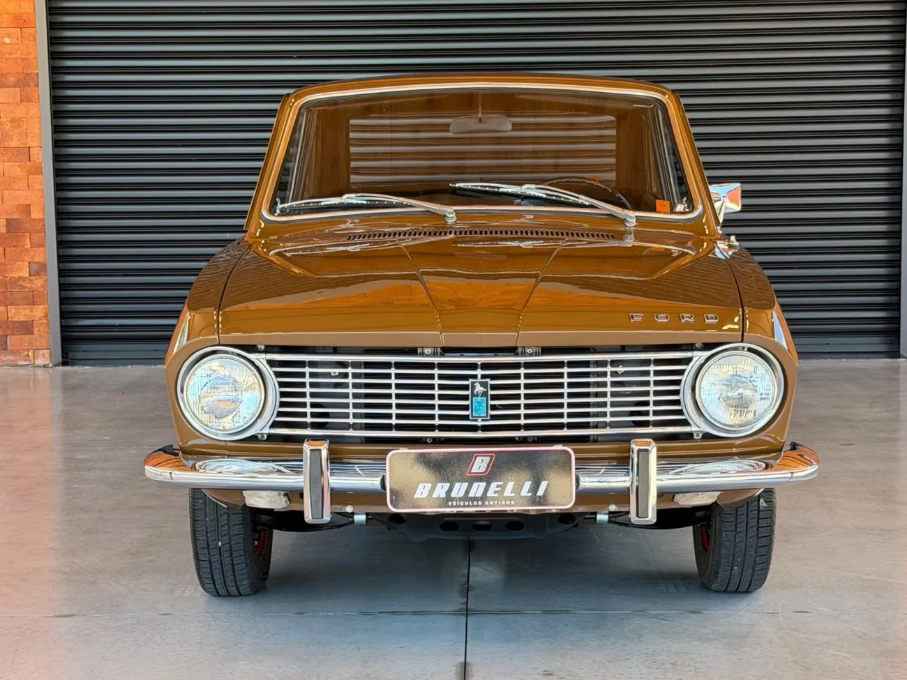 Ford Corcel I Coupé 1972 em detalhe de carroceria e pintura Marrom Canela