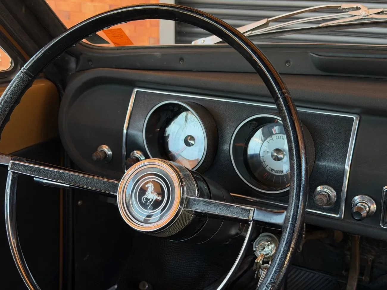 Interior do Ford Corcel I Coupé 1972 com painel, bancos e acabamentos
