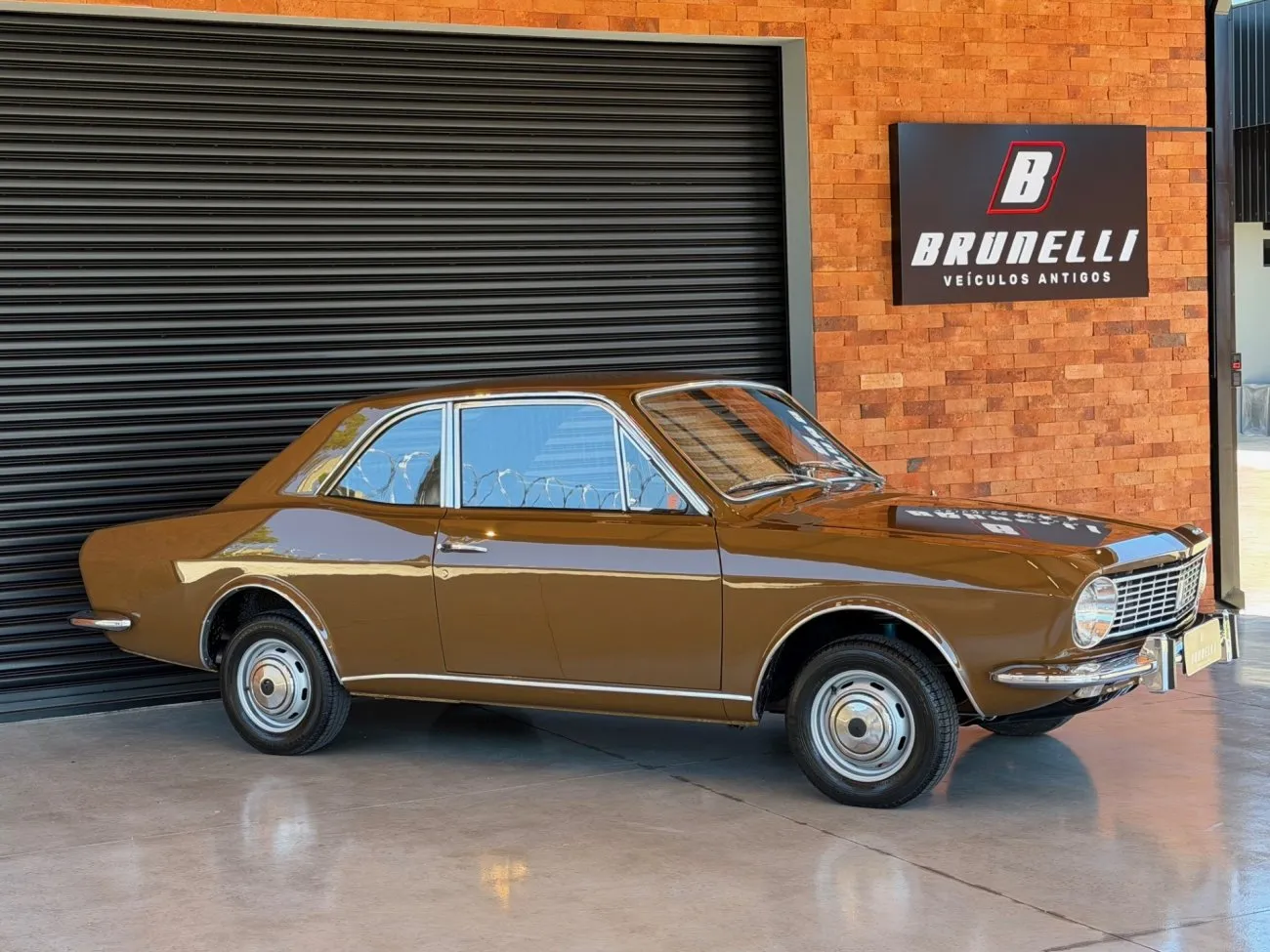 Ford Corcel I Coupé 1972 Marrom Canela em vista externa