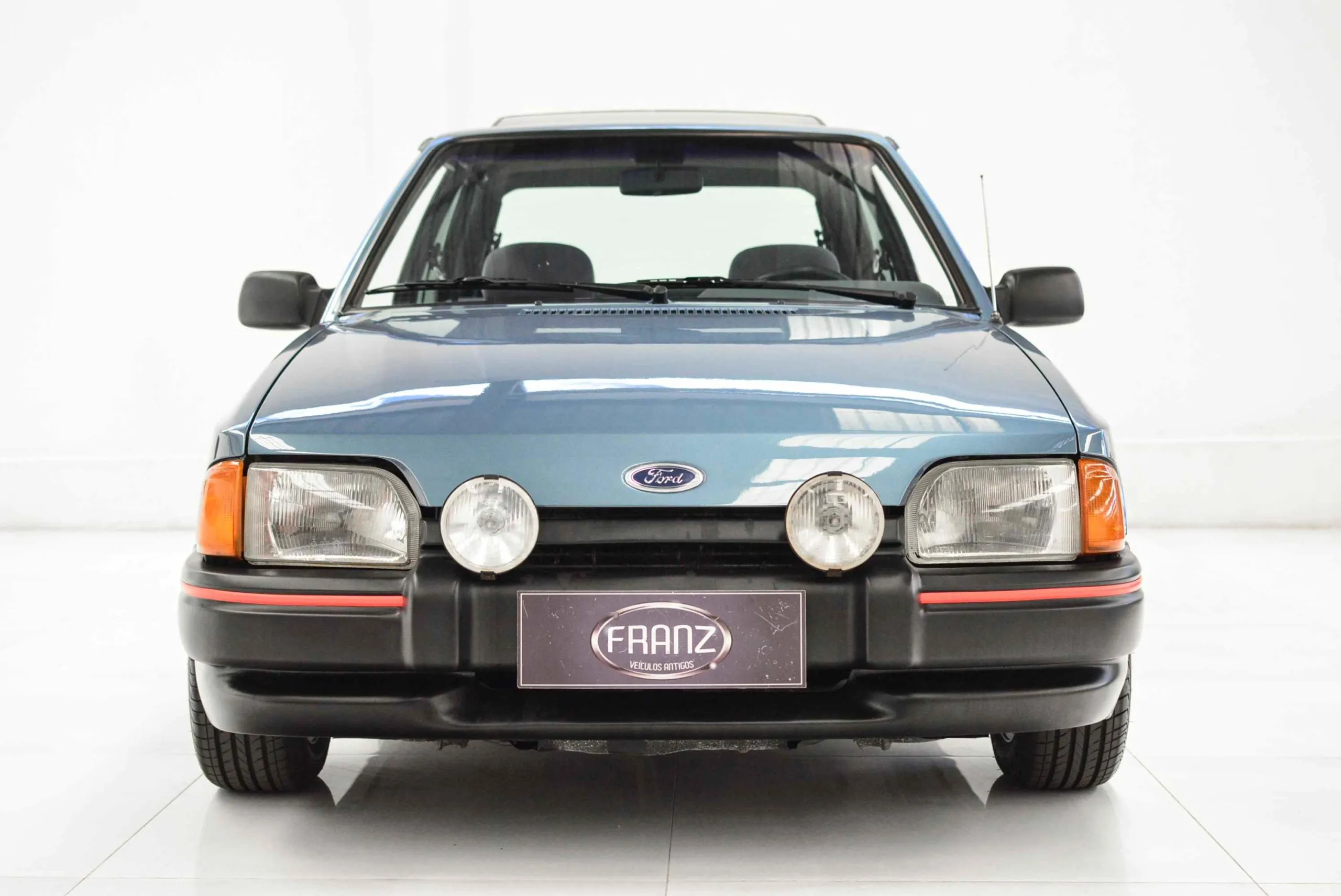 Interior e acabamento do Ford Escort XR3 1989