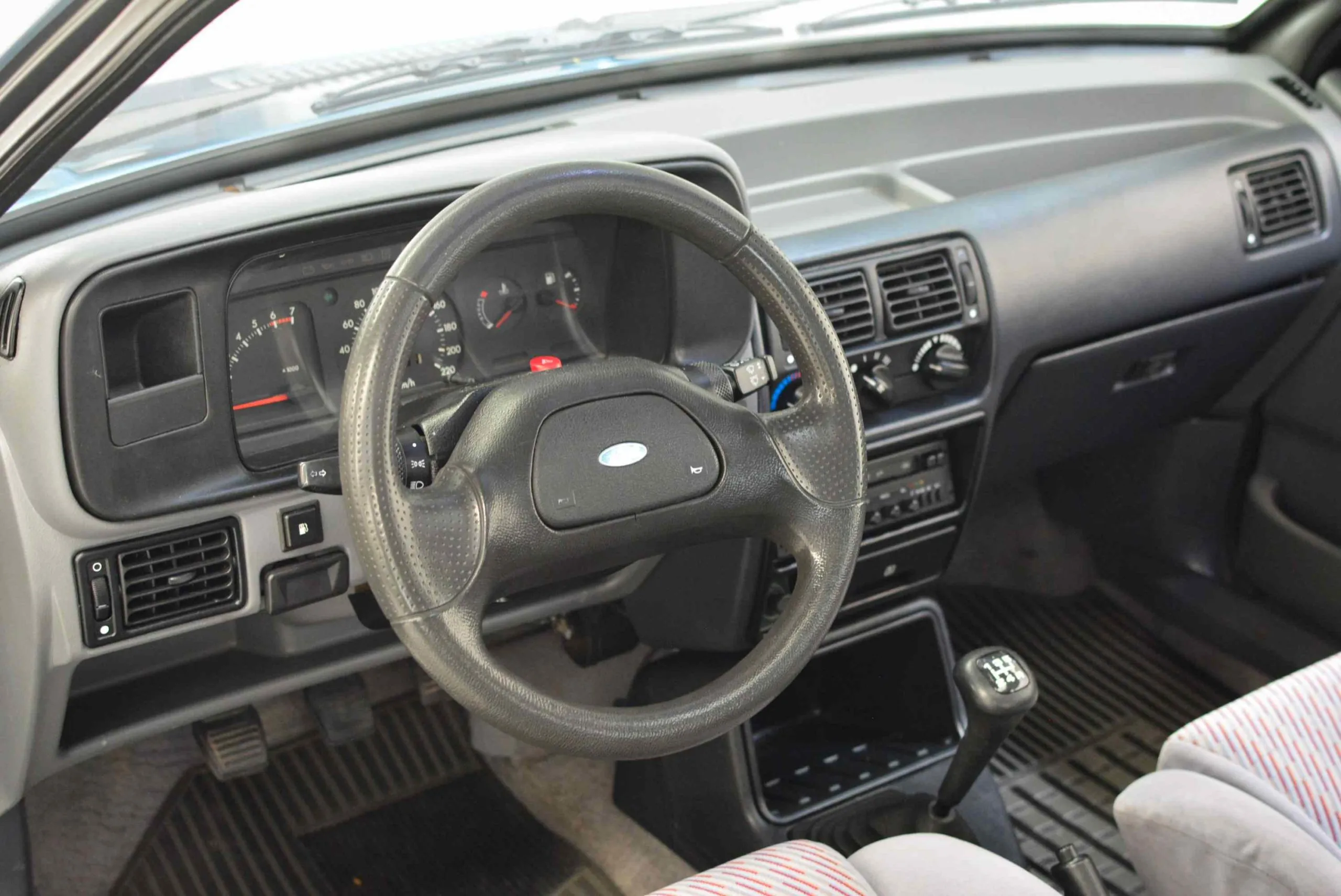 Ford Escort XR3 clássico durante avaliação para compra