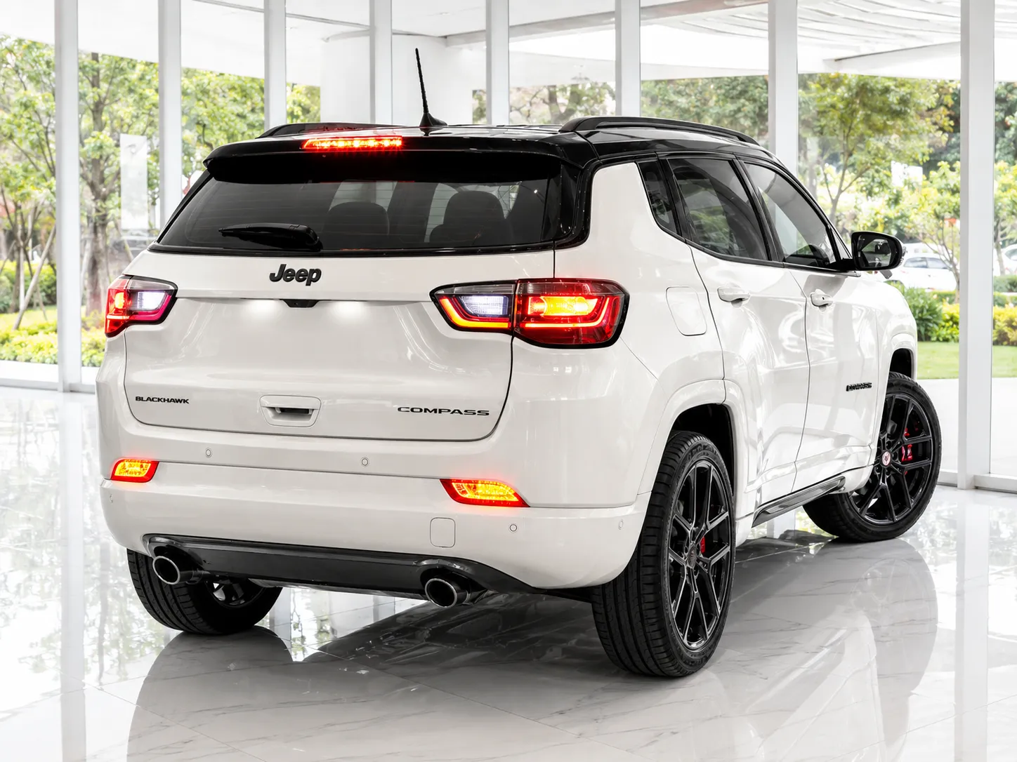 Jeep Compass Blackhawk 2026 seminovo: potência brutal, custos altos e riscos