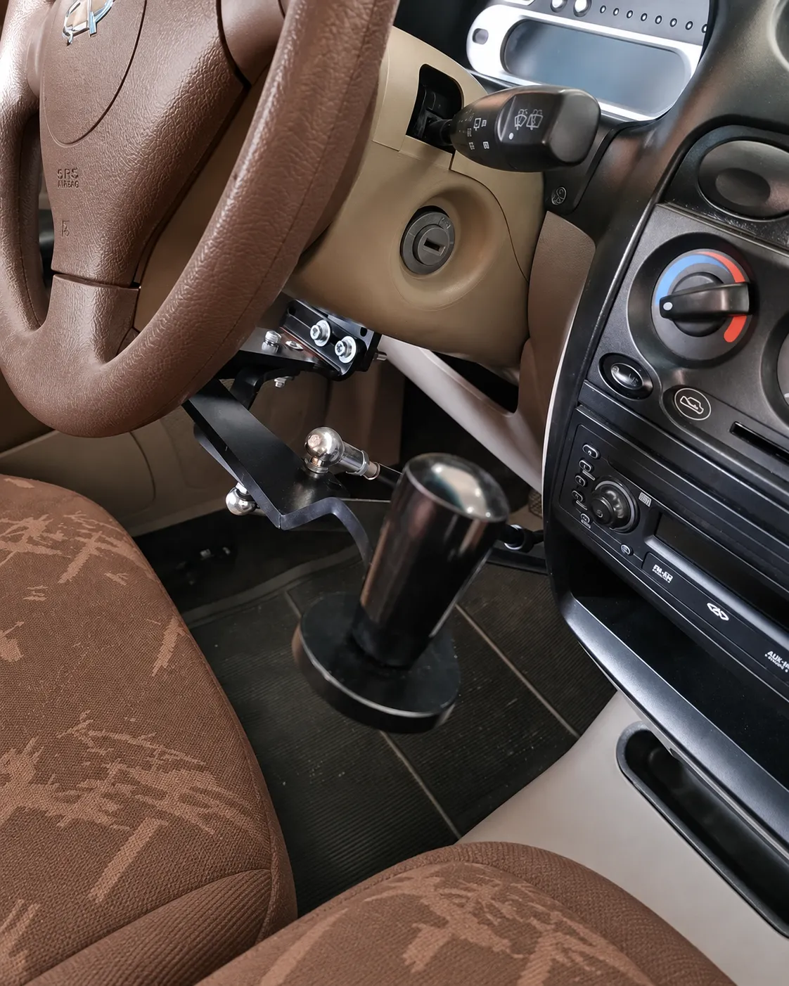 Carro PCD com adaptações para o motorista, incluindo comandos manuais e equipamentos de acessibilidade
